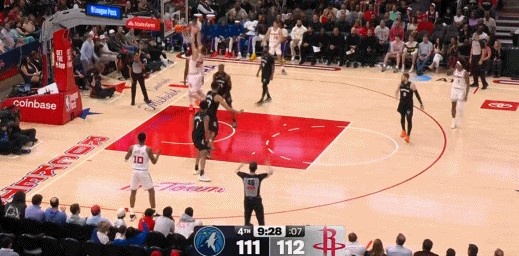 在线配资交易网址 侵略性挺强！申京面对李凯尔转身双手暴扣 但先犯规&两分不算